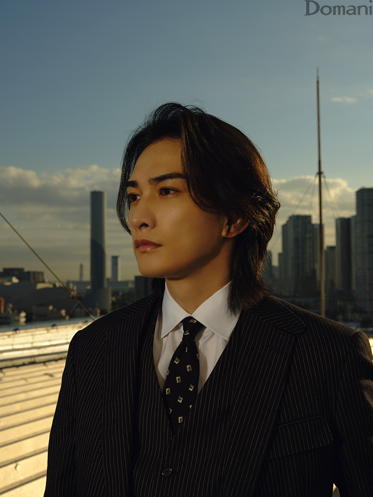 遠くを見る町田啓太さん