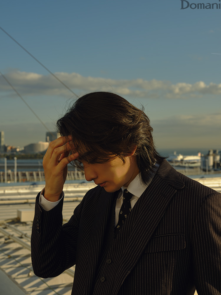 髪をかき上げる仕草の町田啓太さん