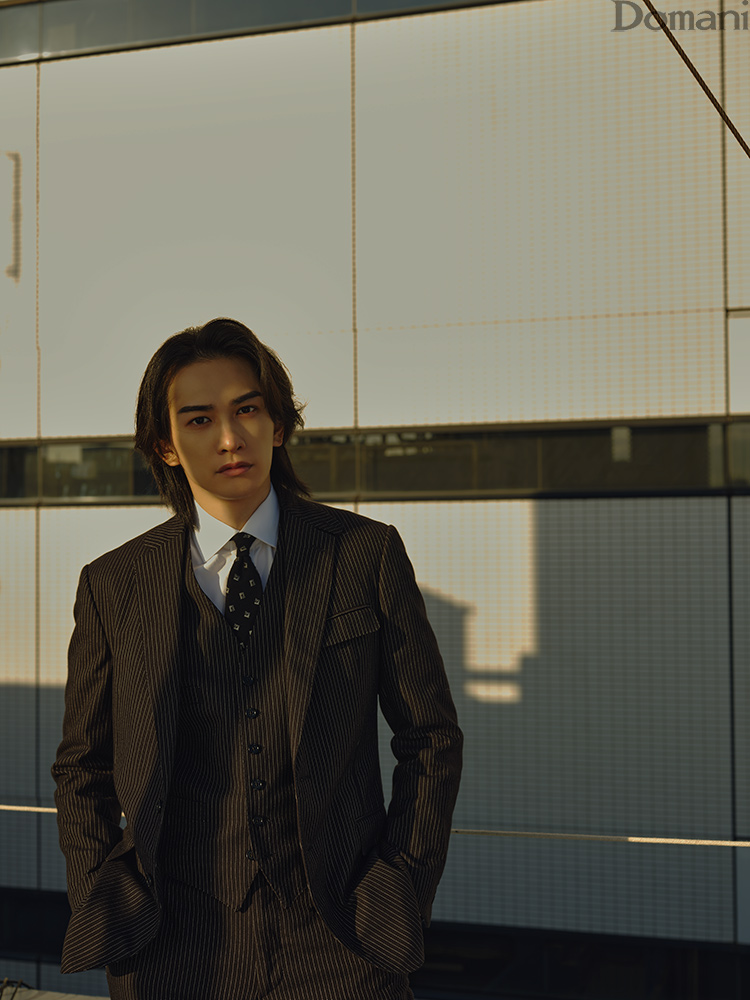 佇む町田啓太さん