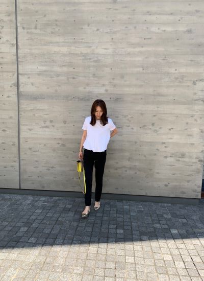 メタルフラットシューズを着用した女性の全身写真