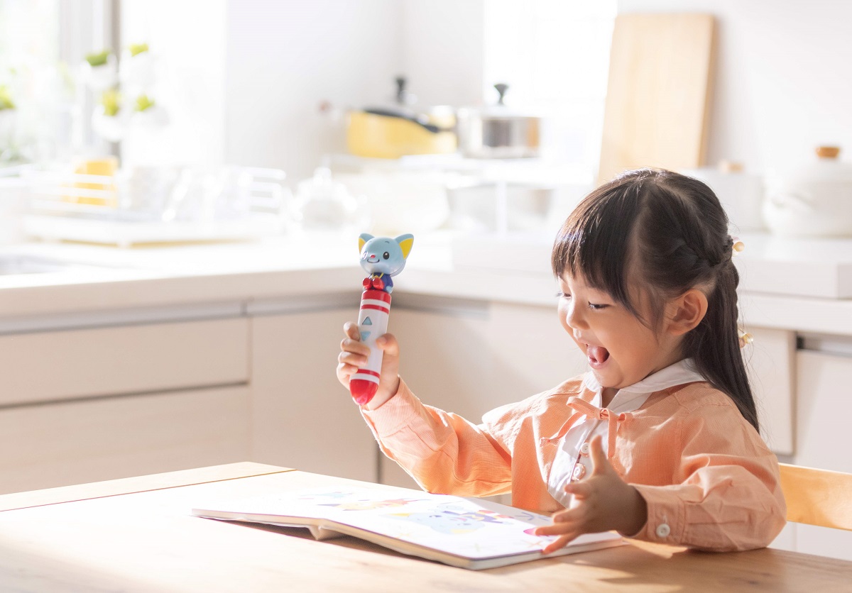 子供がペンを持って楽しそうに勉強している