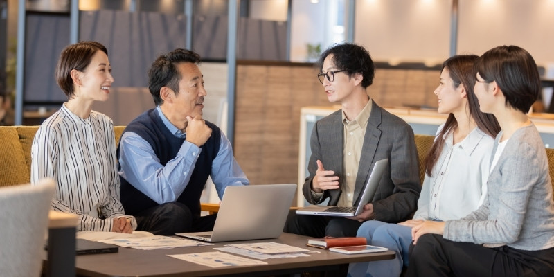 会議中の男女の写真