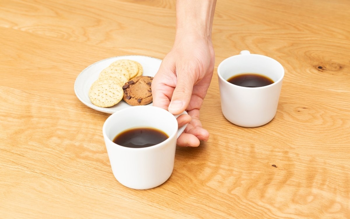 コーヒーを差し出す手元の写真