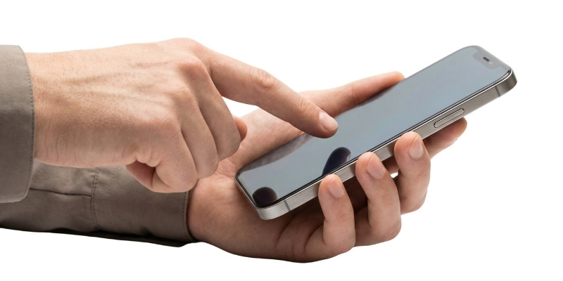 男性がスマホを操作している手元の写真