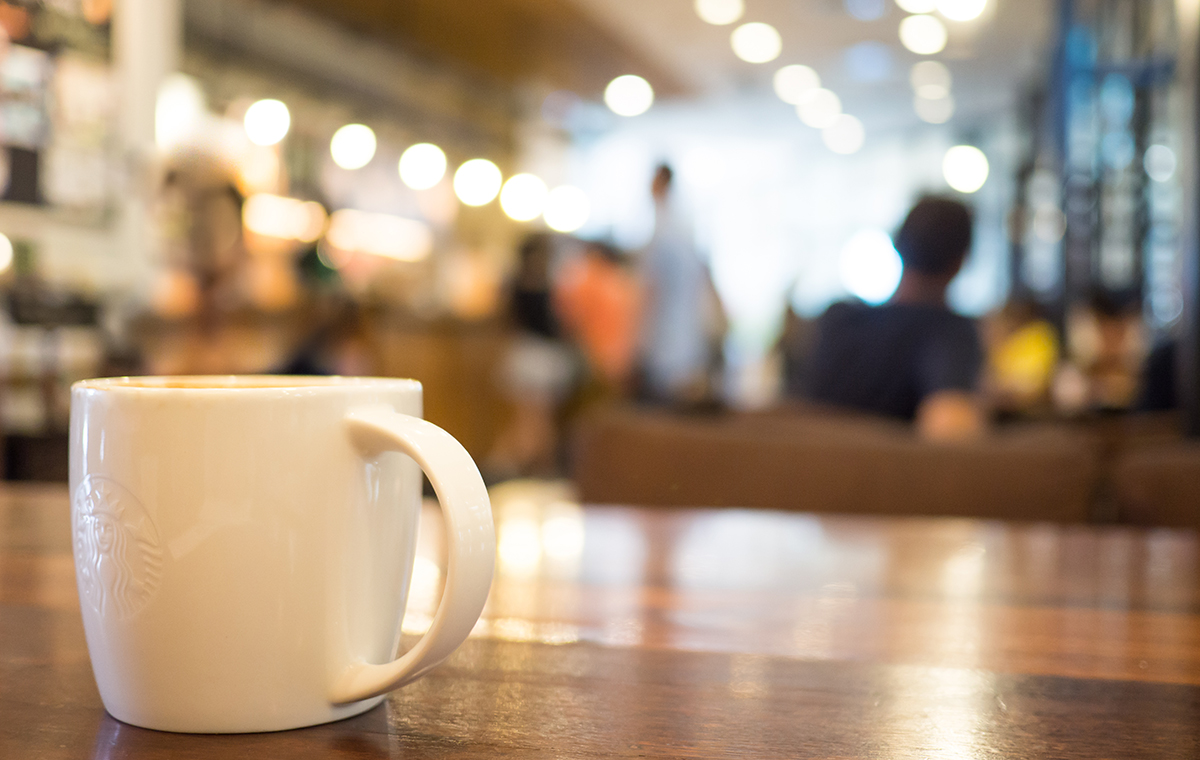 カフェのテーブルに置かれたコーヒーカップ
