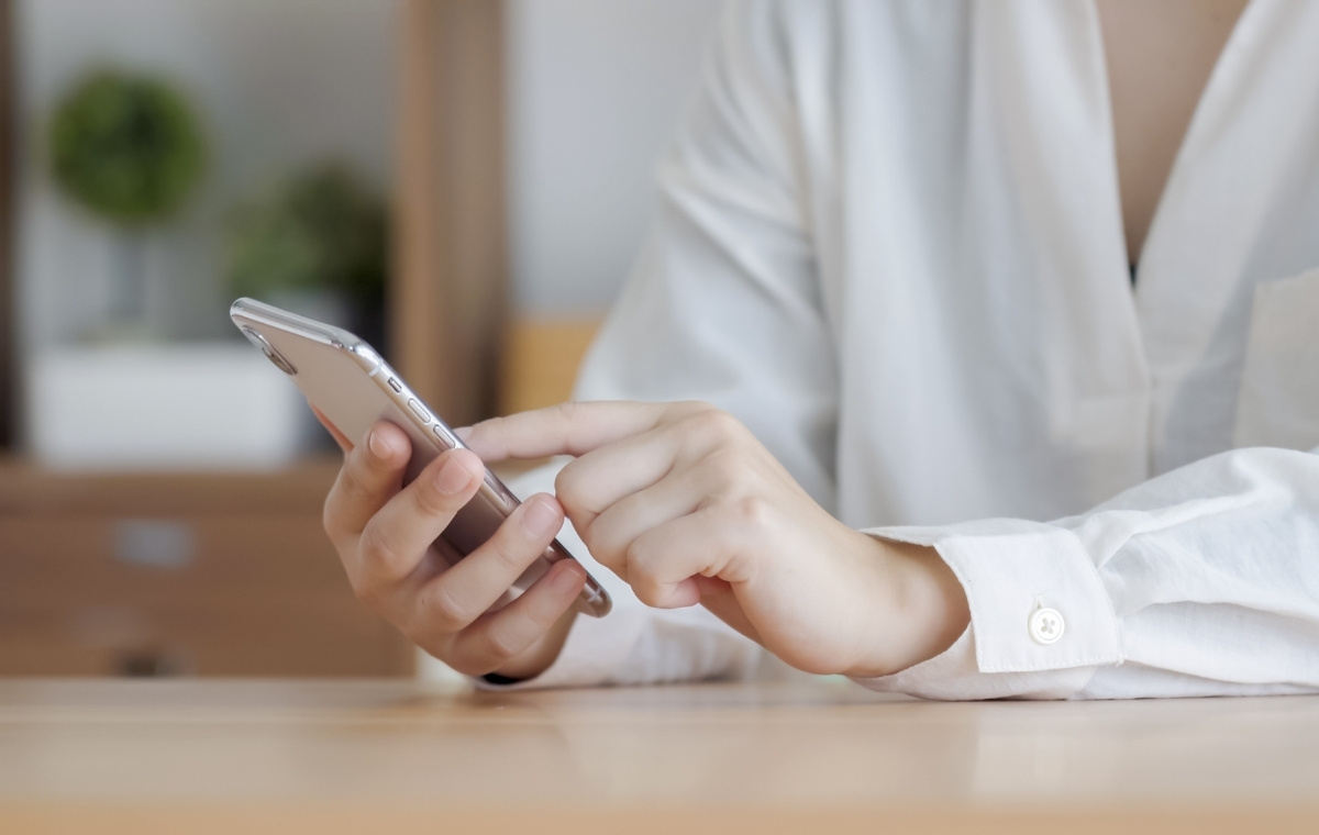 スマホを操作する手元の写真