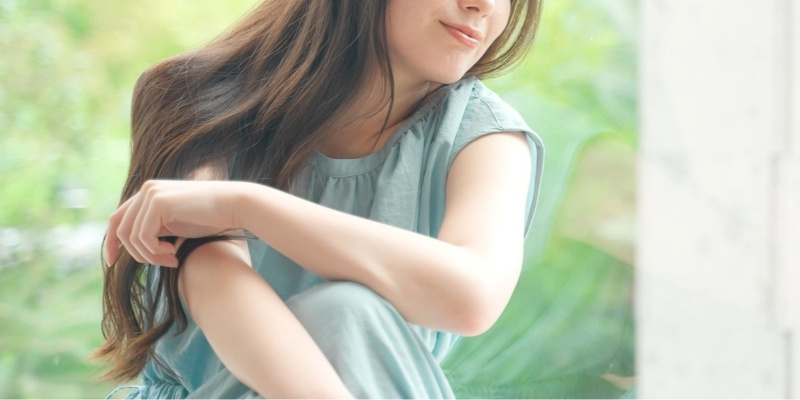 座っている女性の写真