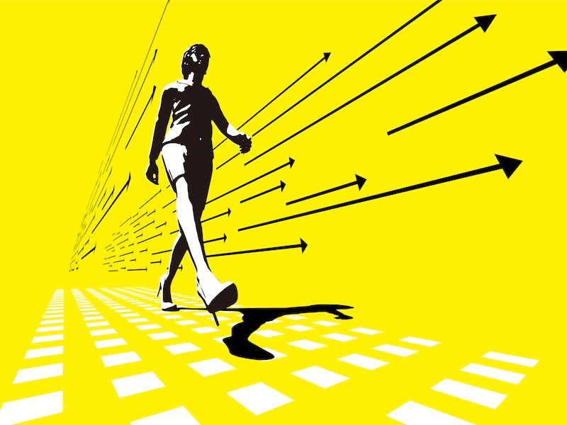 黄色い背景、あるいている人のシルエット