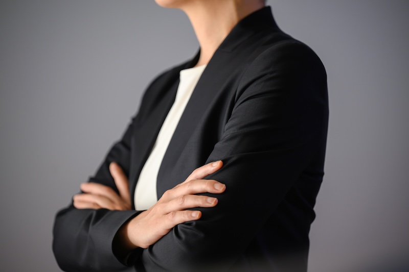 腕を組んでいる人