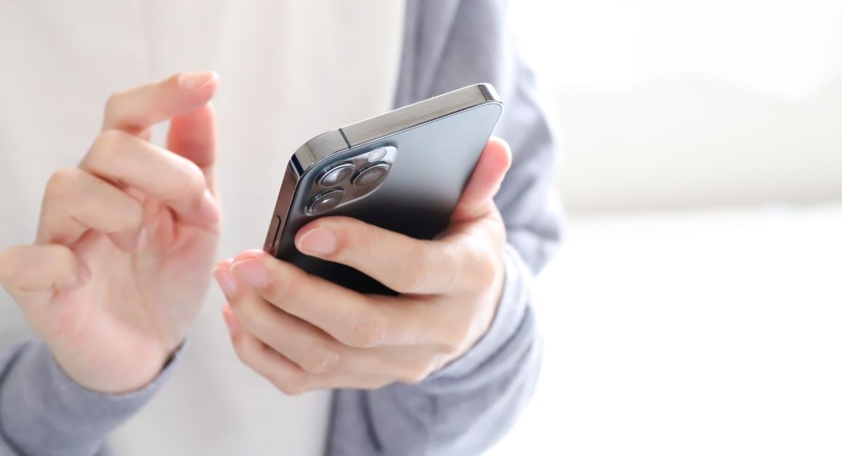 スマホを操作する手元の写真