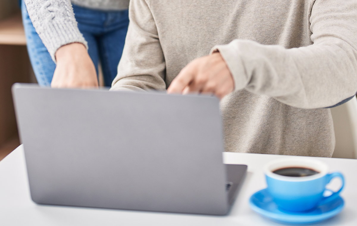 男性と女性がPCを指差している様子