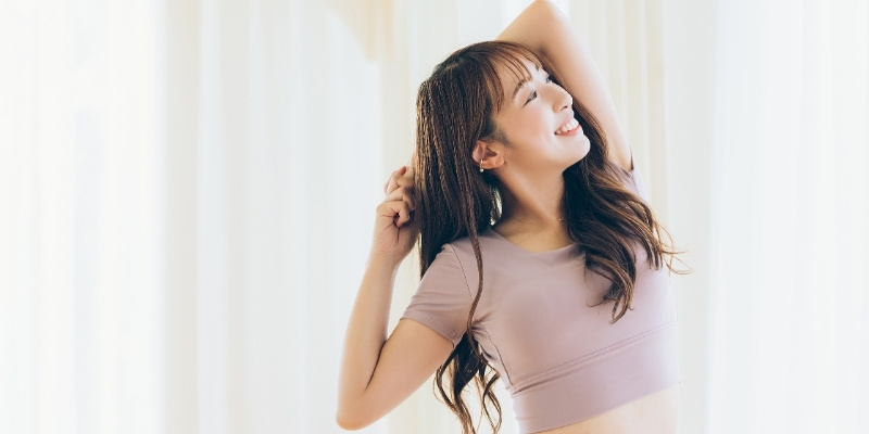 ストレッチする女性の写真