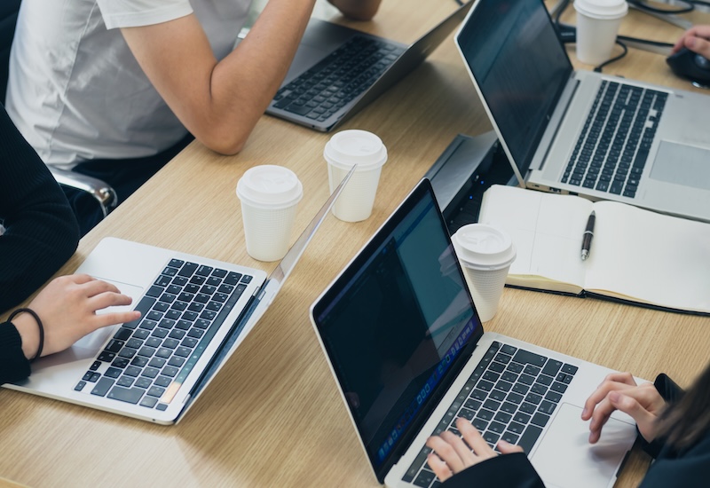 打ち合わせ中のビジネスチームの写真