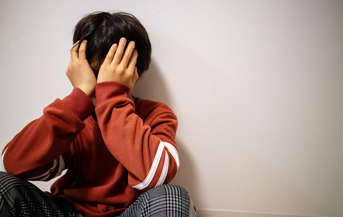 泣いている男の子