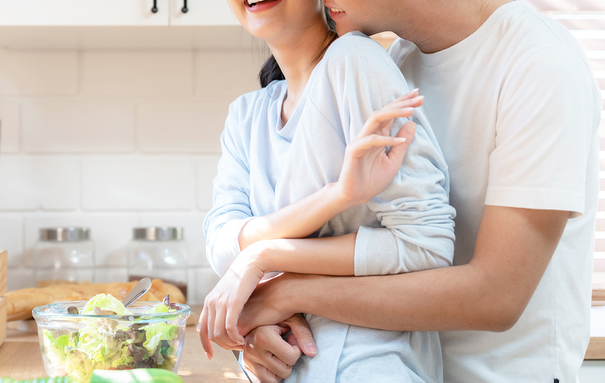 男性が女性を後ろからハグしている様子