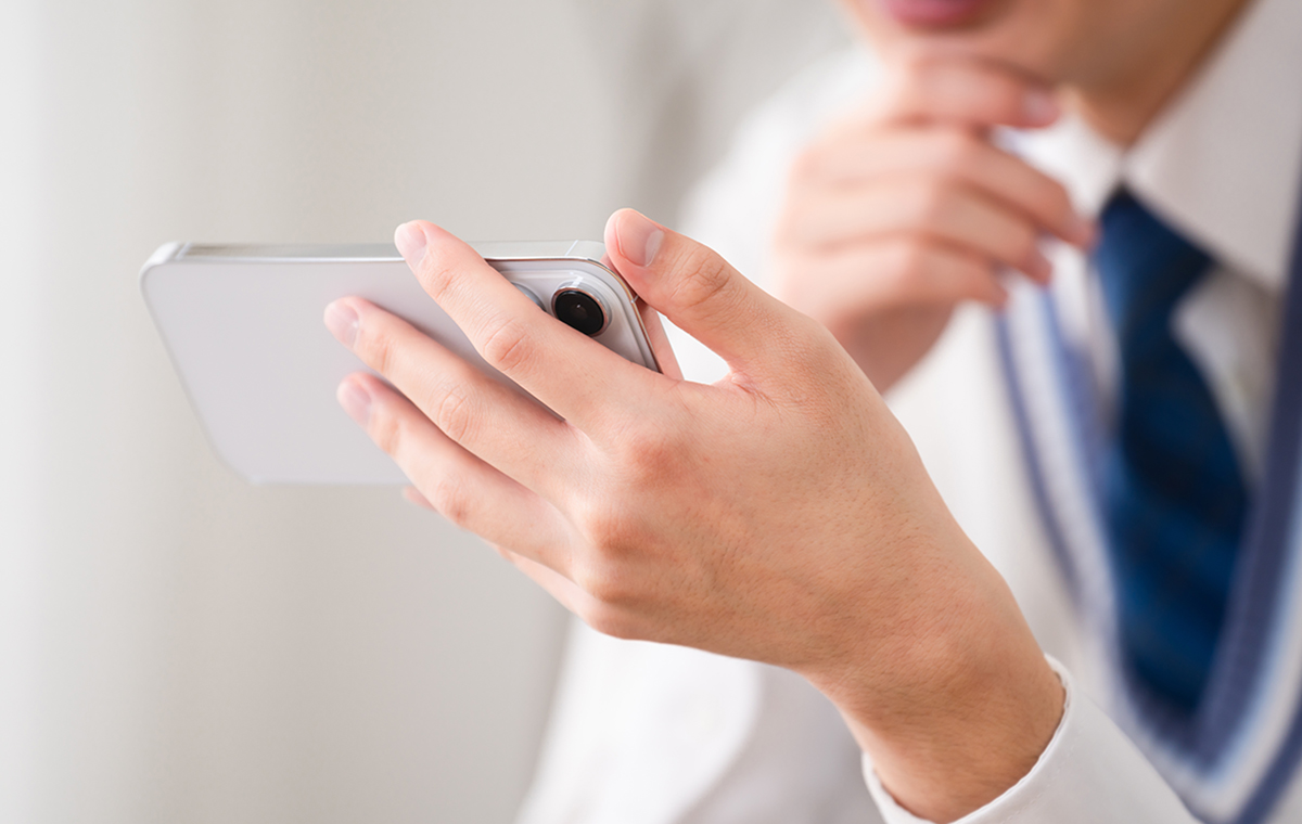 高校生がスマホを持っている様子