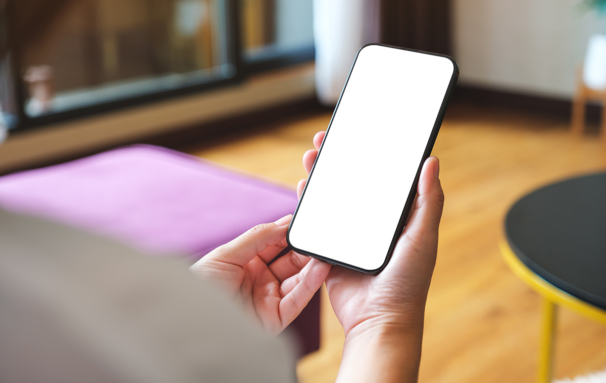スマホを持つ手