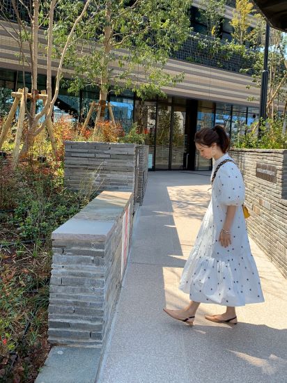 白いワンピースを着用した女性の写真