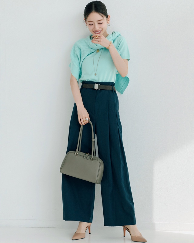 タックパンツコーデ　ピンクメイク