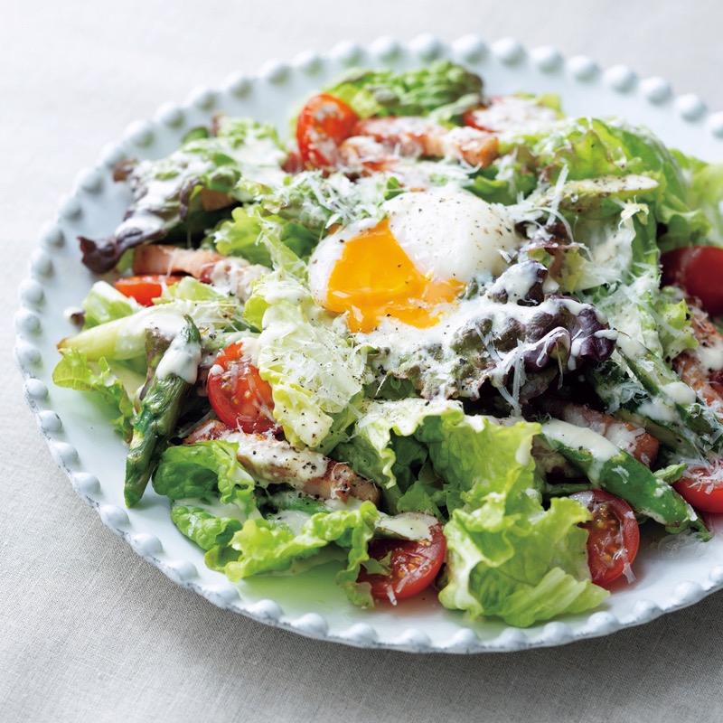 アスパラガスとベーコンのシーザーサラダ