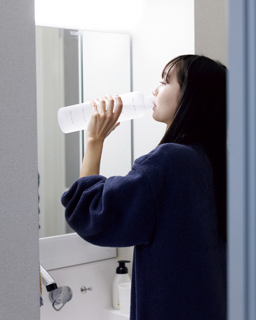 ぬるめのお湯500mlを飲みながら身支度