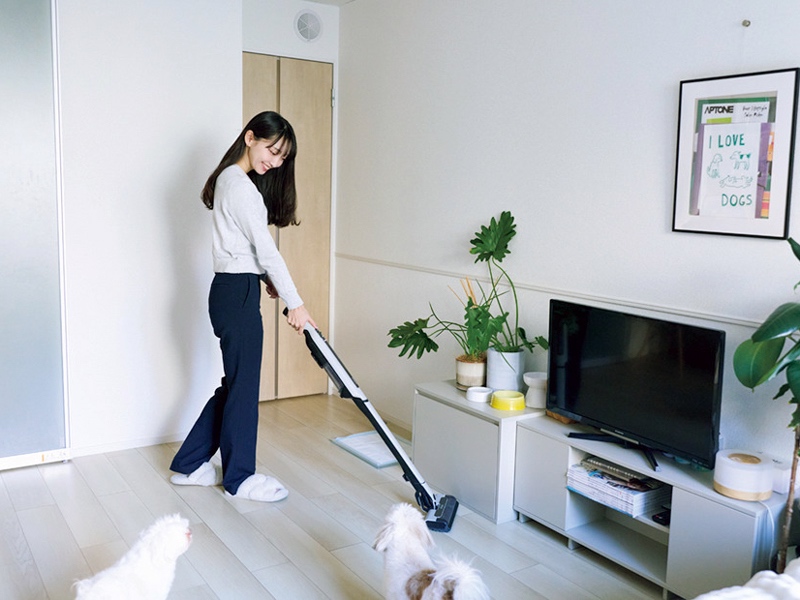 部屋全体に掃除機をかける