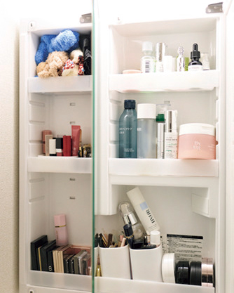 メイク道具は洗面台に収納