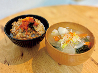 味噌汁と納豆で朝ごはん