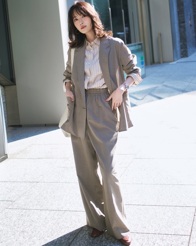 ベージュジャケット＆パンツセットアップ×ストライプシャツ
