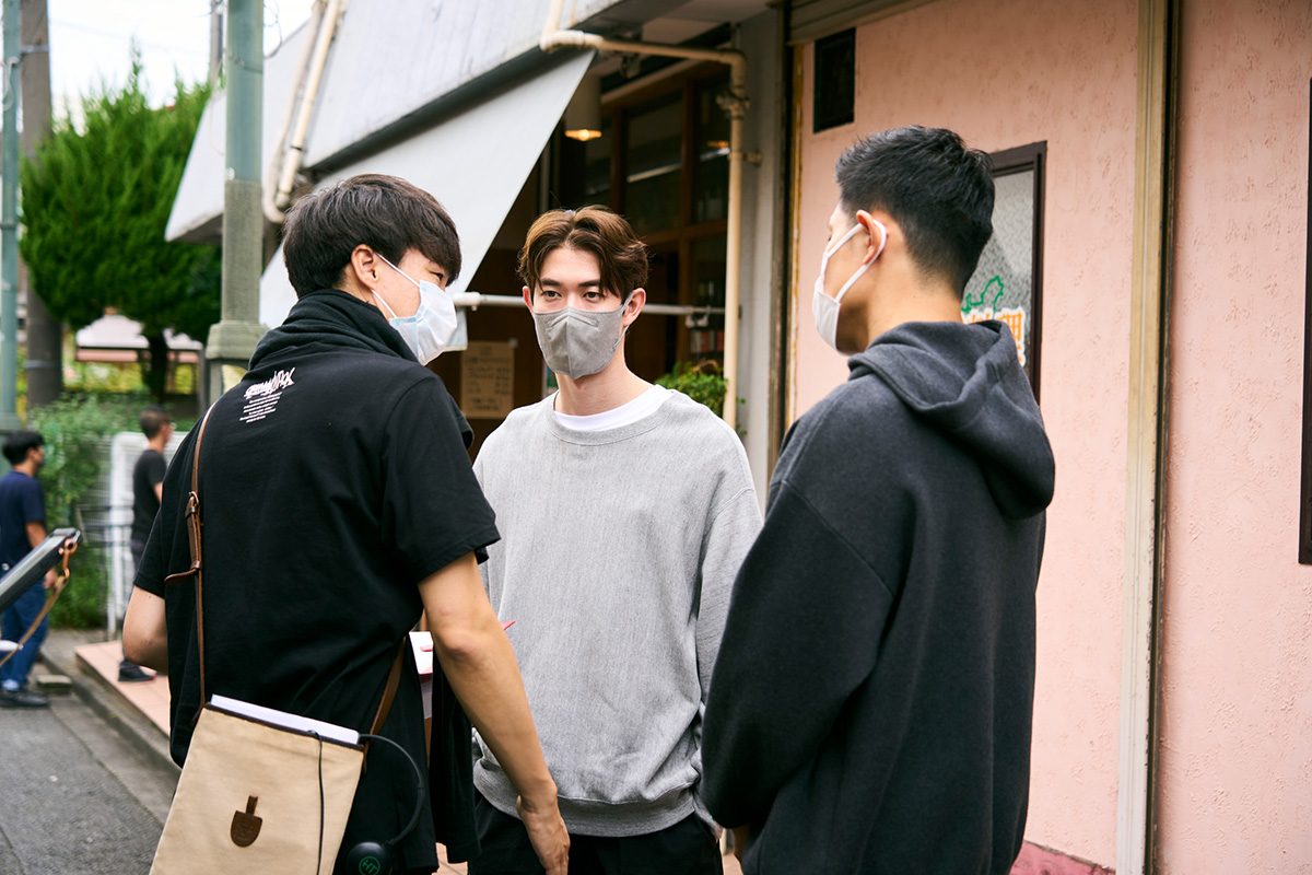 談笑する男性たち