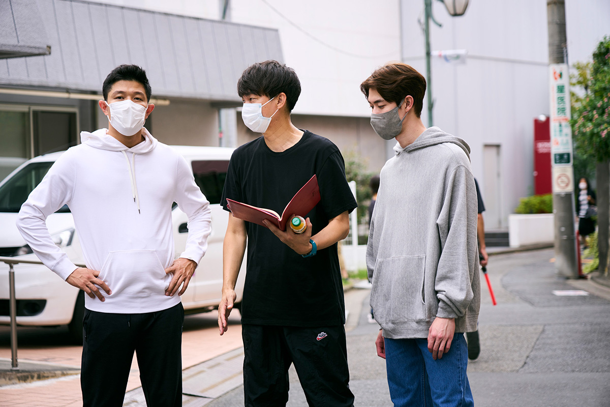 打ち合わせをする男性たち