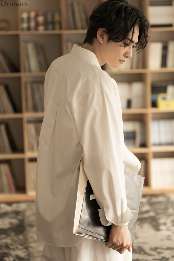 町田啓太さん 立ち姿 横向き