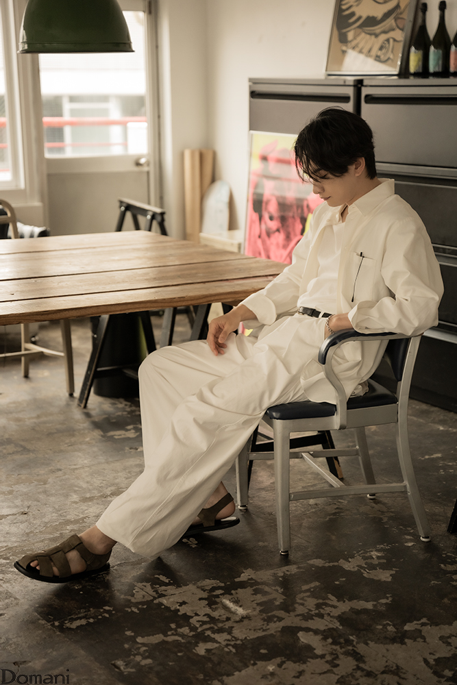 町田啓太さん 椅子に座り横向きでうつむいたポーズ