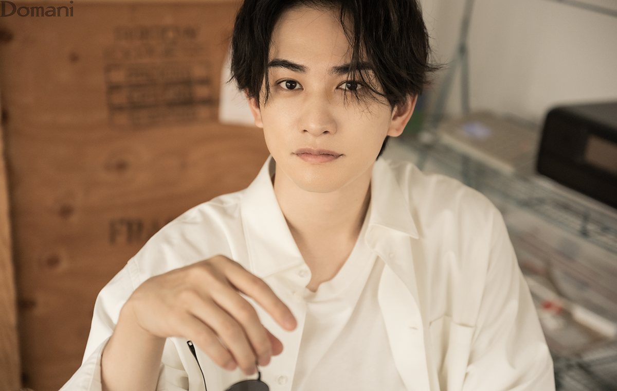 町田啓太さん 白シャツコーデ