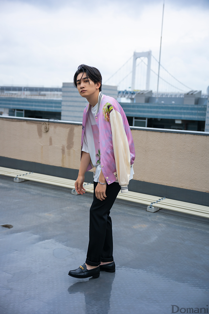 町田啓太さん Tシャツ、ブルゾンのコーデ 少し膝を曲げた姿勢 全身