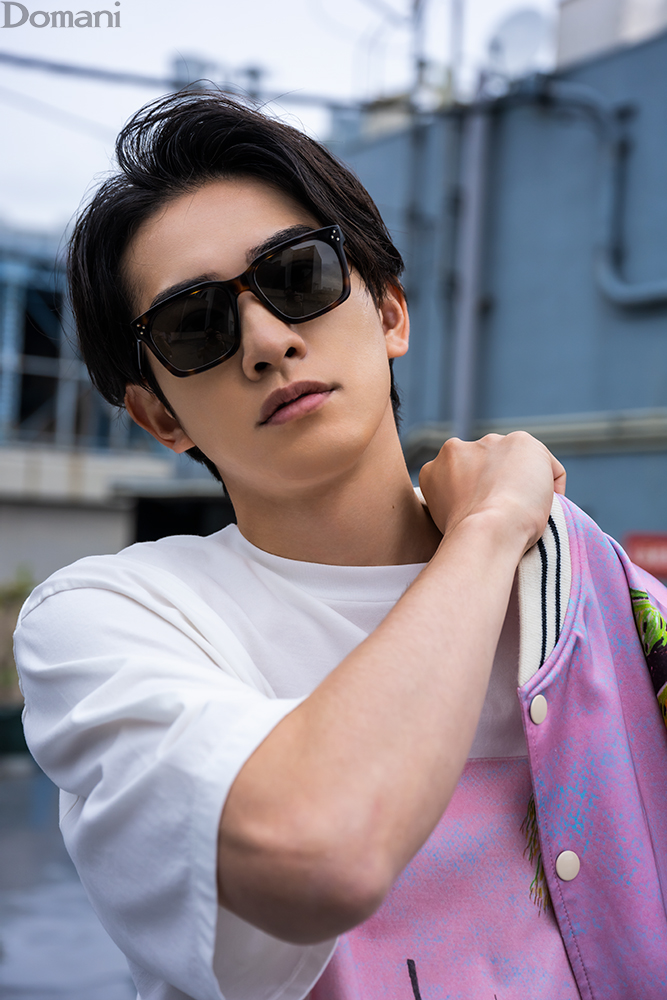 町田啓太さん 肩でジャケットを掴み、少し体を傾けている様子 胸から上