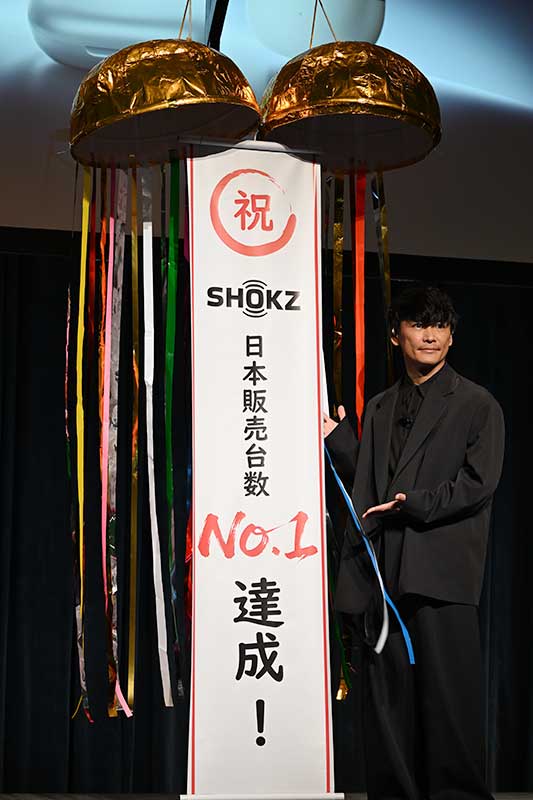 くす玉と山口一郎さん