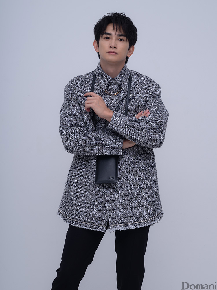 腕を組んで立つ町田啓太さん
