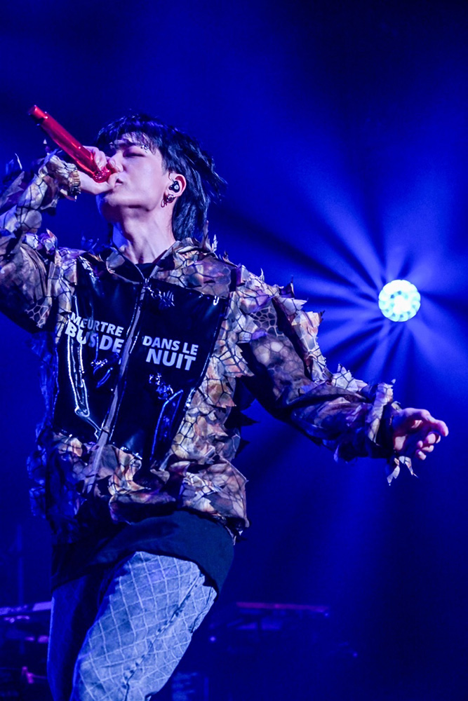 熱唱するBOBBY