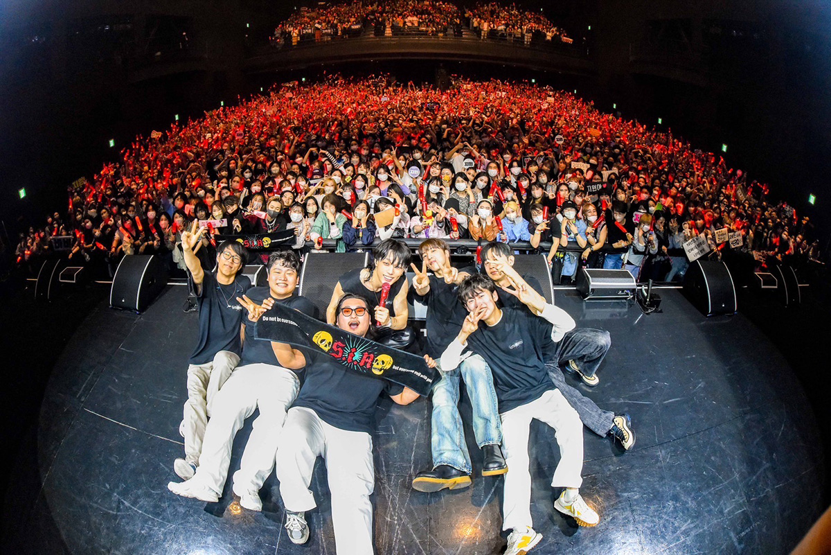 ライブ会場での客席と一緒に記念撮影