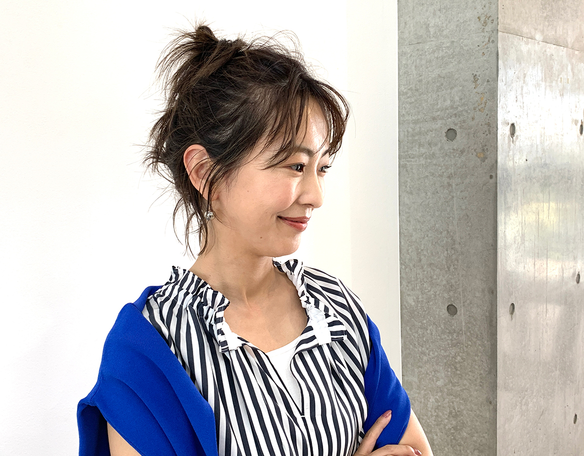 大木優紀さん 腕を組んでいるバストショット