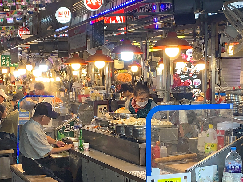 広蔵市場の屋台で食事をする人