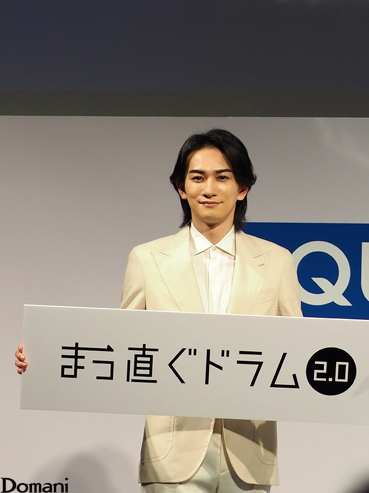 まっ直ぐドラムのパネルを持つ町田啓太さん