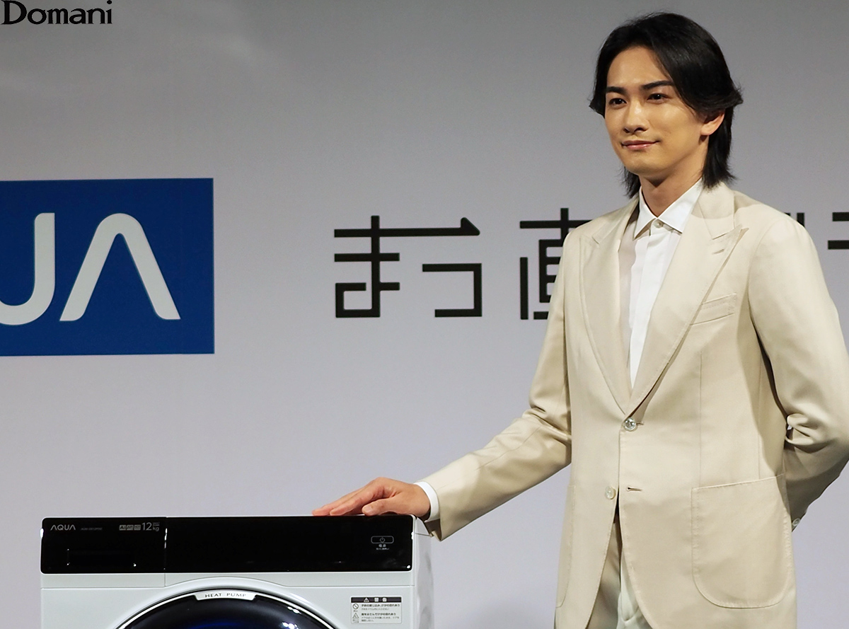 ドラム式洗濯機に手を掛ける町田啓太さん