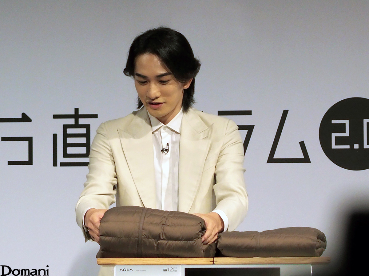 ふわふわのダウンを触って驚く町田啓太さん