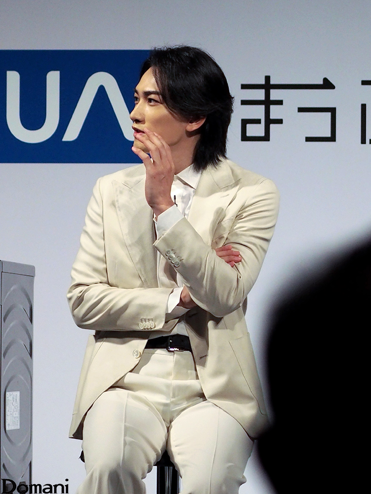 腕を組んでいる町田啓太さん