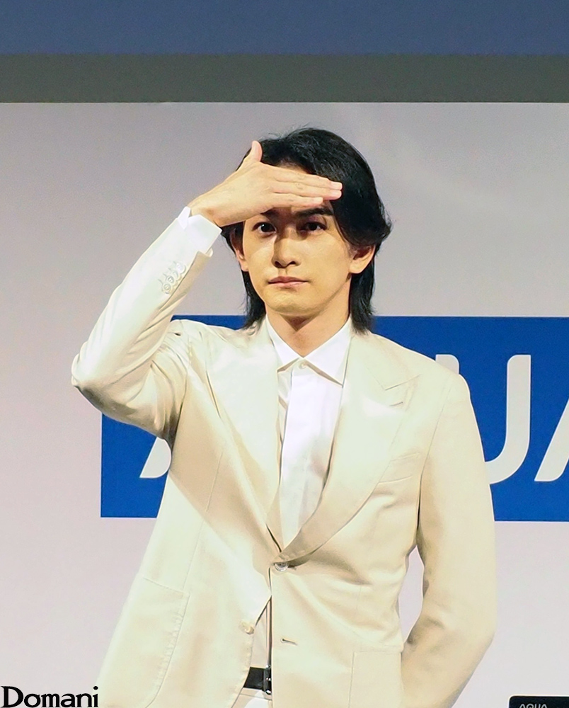 額に手を当て影を作って遠くを見る町田啓太さん