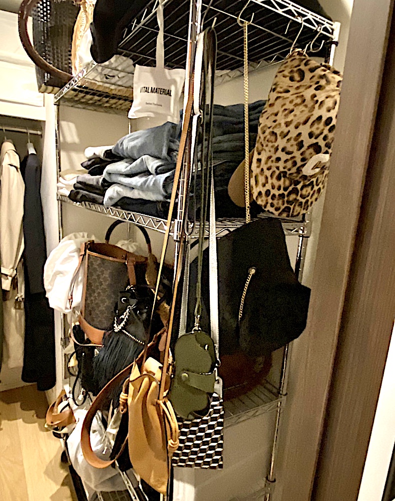 ラックに引っ掛けられたバッグ