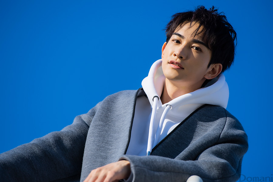 町田啓太さん パーカーとコートのコーデ 上半身