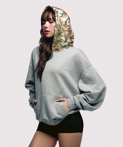 グレーのスウェットを着たLISAの写真